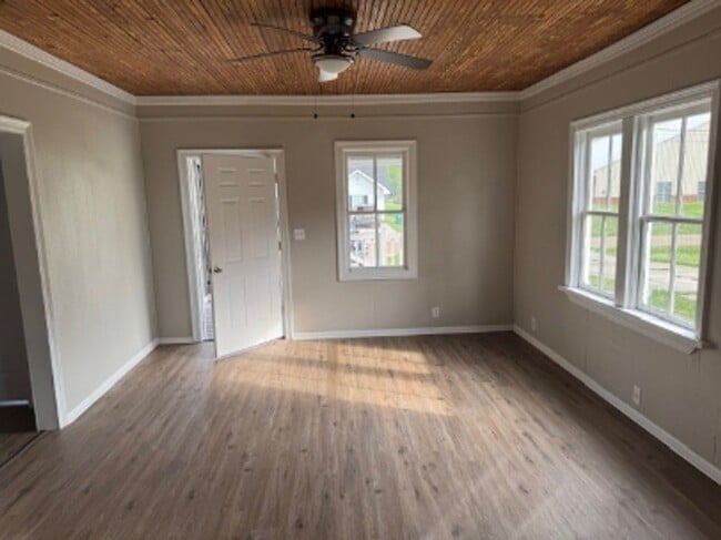 Building Photo - Charming Home