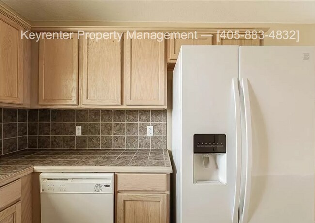 Building Photo - Gorgeous 3 bedroom 2 Bath and 2 Car Home in the Heart of Yukon