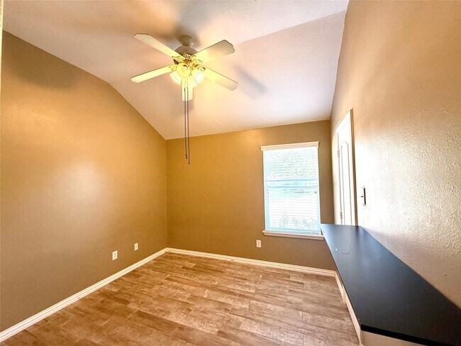 Building Photo - 10022 Driftwood Park Dr