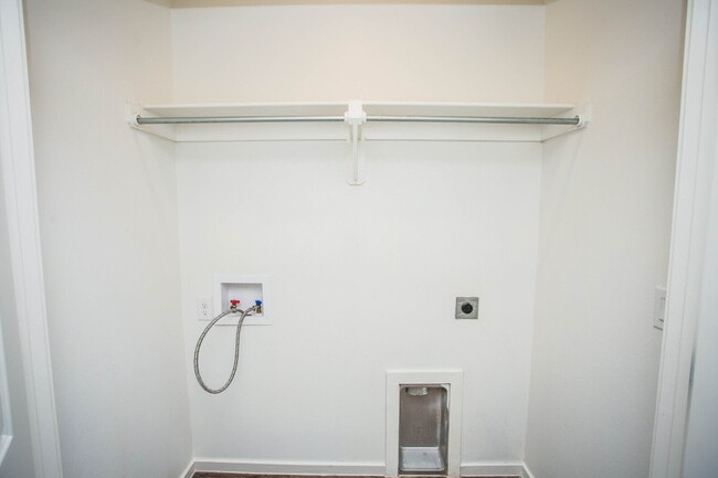 Building Photo - Modern 3/2/1 Duplex!