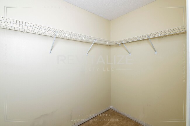 Building Photo - **Application Pending** Beautiful 3 Bed/2 ...