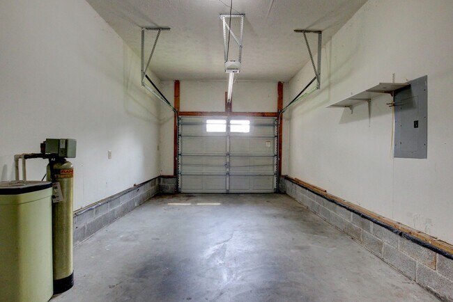 Building Photo - Updated 3bed 2 bath in St B with SEPARATE WORKSHOP around back.