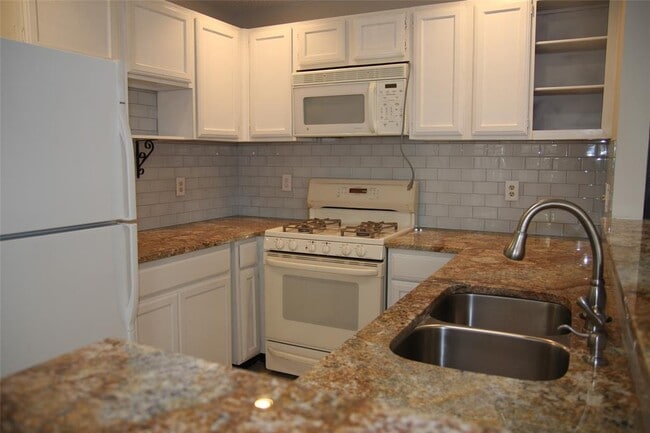 Building Photo - 7825 Beauregard Cir