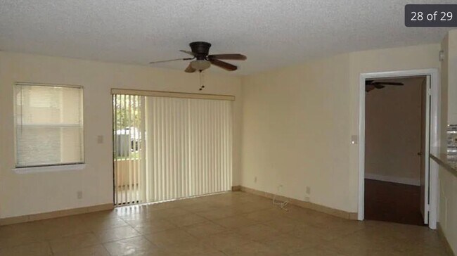 Building Photo - Spacious 2/2 Available for Move-In 9/1
