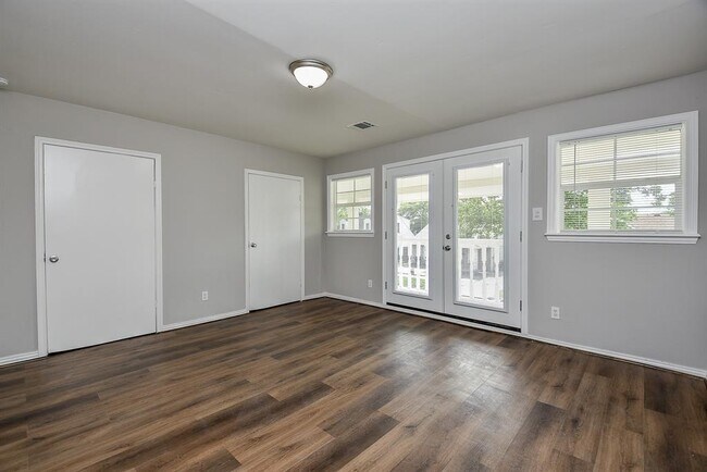 Building Photo - 2509 Oakcliff St