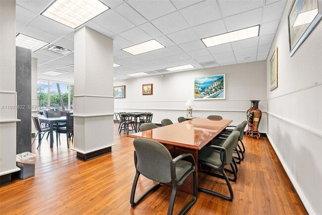 Building Photo - 500 Bayview Dr