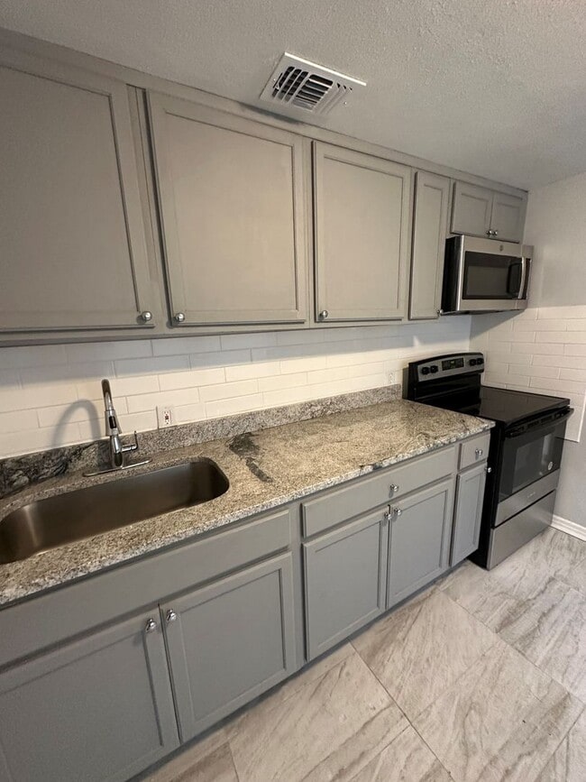 Building Photo - **Move in ready - 3/2 Renovated single family home