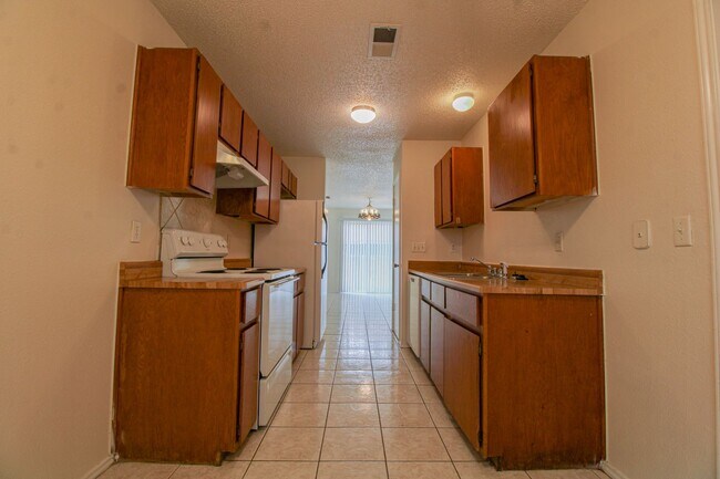 Building Photo - 6214 Ridge Glade St