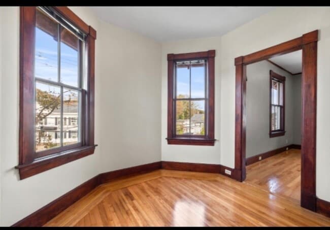 Building Photo - 118 Elm St