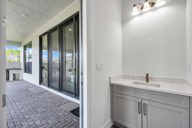 Building Photo - 2989 SW Goldenglow Dr