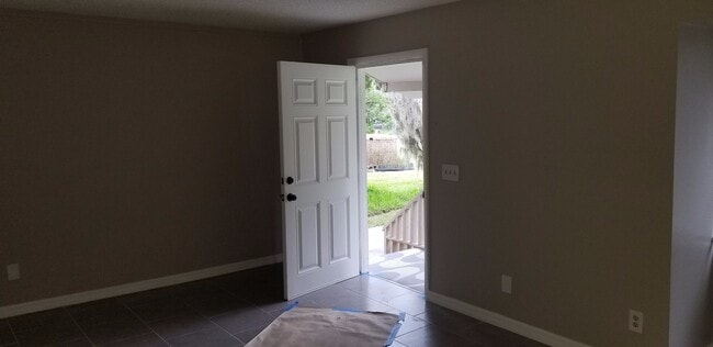 Building Photo - **CUTE! 2 BEDROOM / 1 BATH HOUSE (OFF NARC...