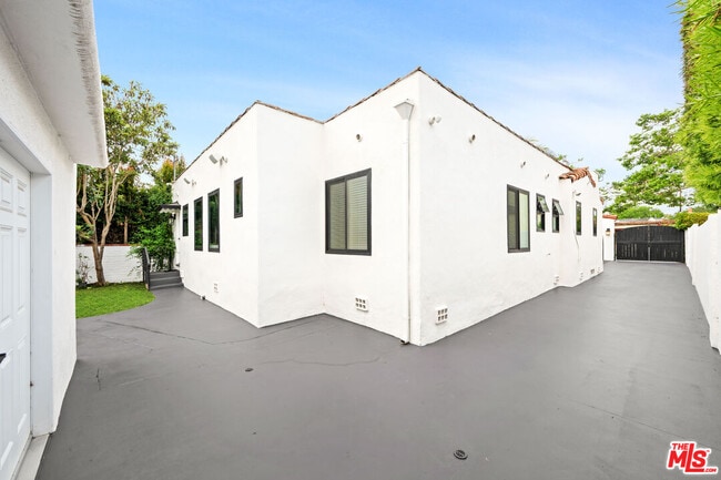 Building Photo - 260 S La Peer Dr