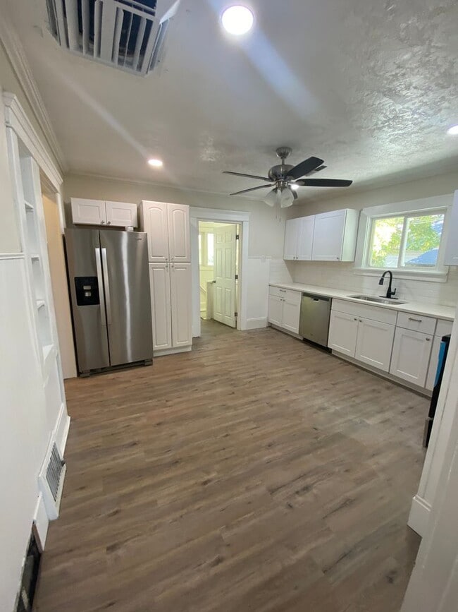 Building Photo - Amazingly Located Home