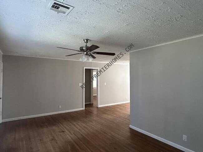 Building Photo - 1410 E 53rd St