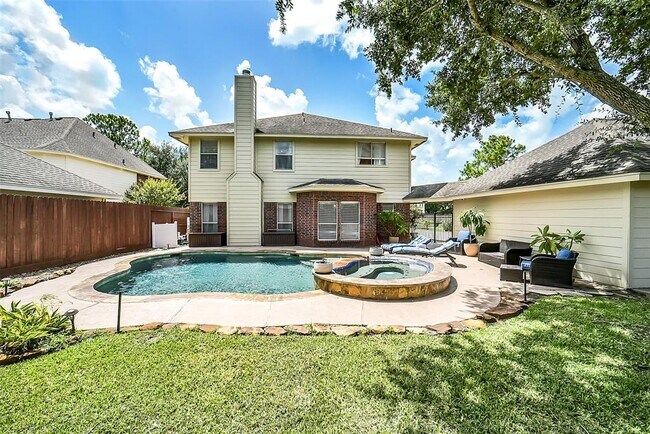 Building Photo - 3711 Pinehurst Dr