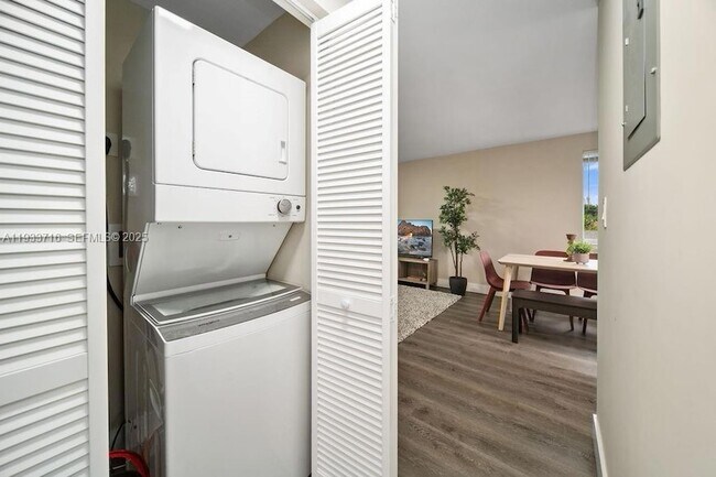 Building Photo - 2311 Scott St