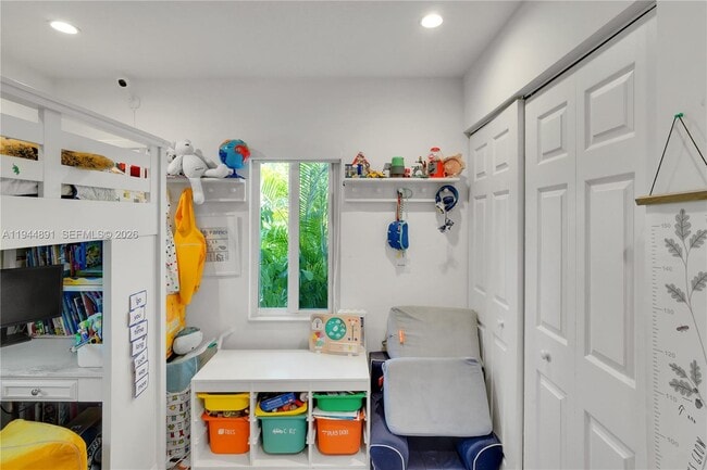 Building Photo - 1450 SW 20th Ave