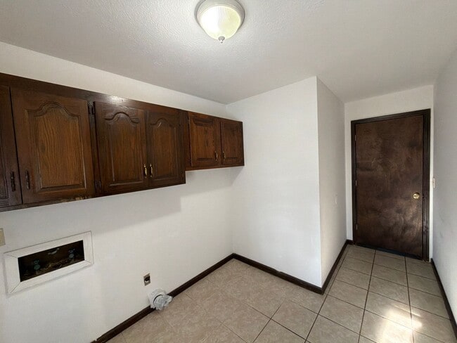 Building Photo - WOW! Look at this property ! You cant beat this price!