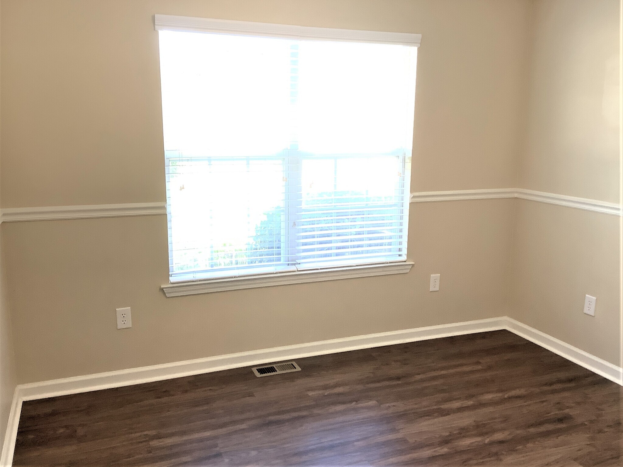 Building Photo - 108 River Watch Dr