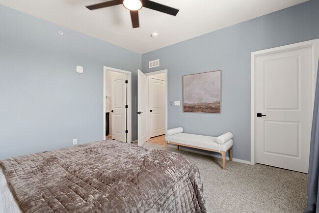 Building Photo - Newer 2bd condo in neighborhood w/ pool
