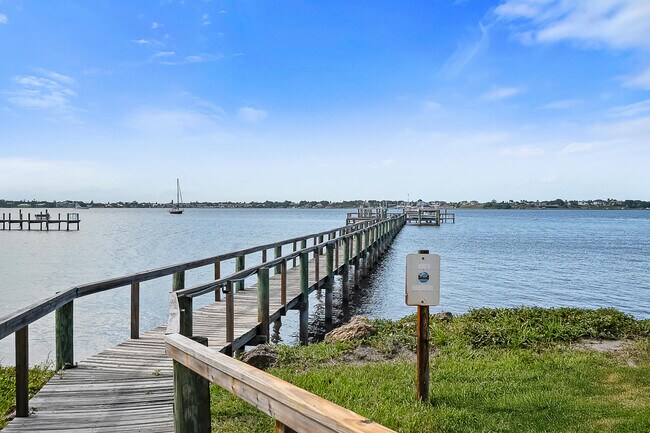 Building Photo - 13 SE Sailfish Ln