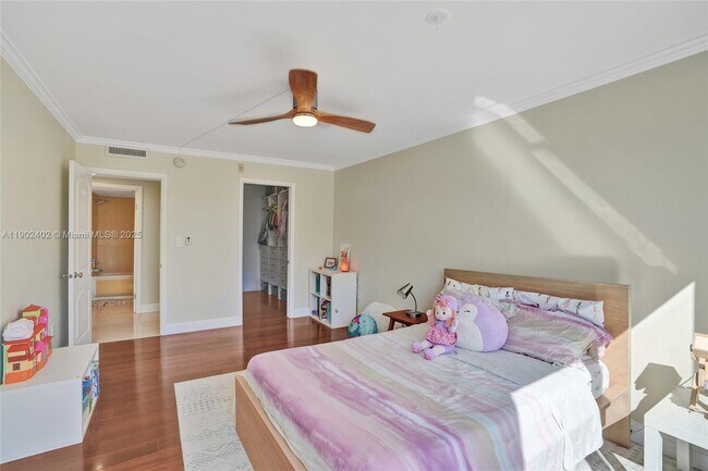 Building Photo - 9800 W Bay Harbor Dr