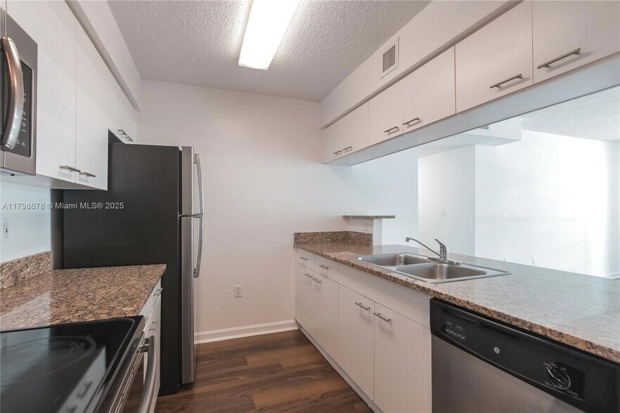 Building Photo - 1756 N Bayshore Dr