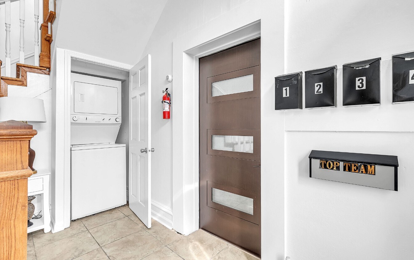 Building Photo - 139 Center St