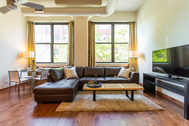 Building Photo - 812 W Van Buren St