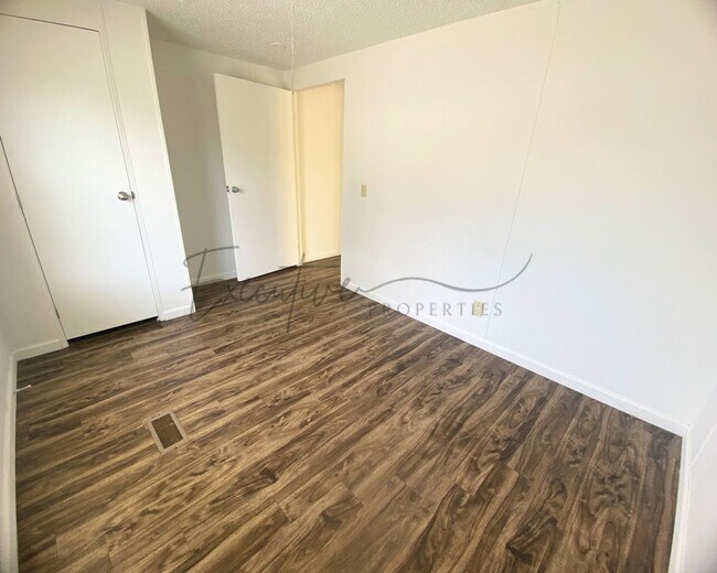 Building Photo - Move-In Ready 3BR, 1BA – Most Utilities In...