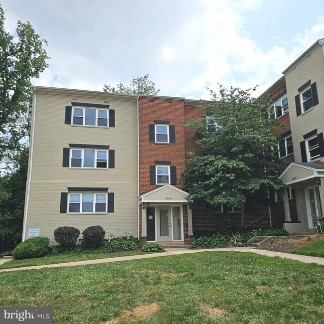 Building Photo - 3045 Patrick Henry Dr