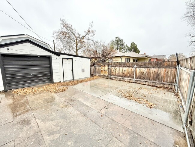 Building Photo - Move in ready home on Routt!