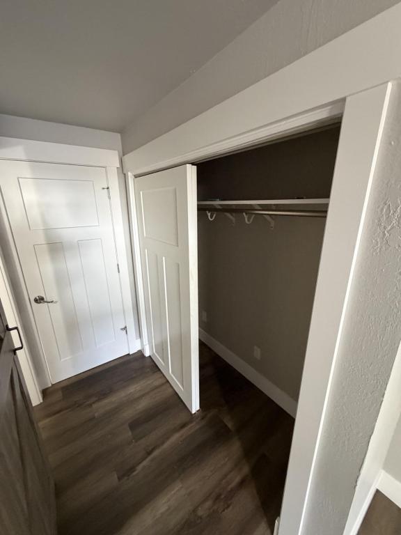 Building Photo - 908 E Violet Ave