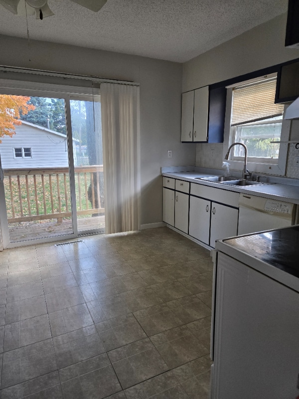 Building Photo - 252 S Oak St