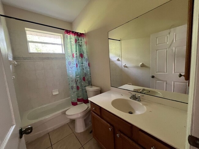 Building Photo - $1,695 ** 3 Bed / 2 Bath * Single Family Home