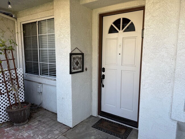 Building Photo - Beautiful Camarillo Townhome