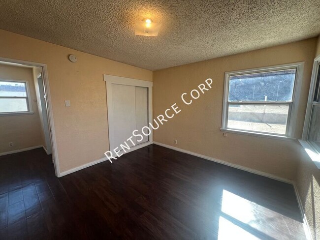 Building Photo - 920 Flora St