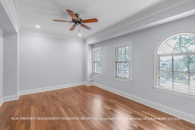 Building Photo - Luxurious 4 Bedroom, 5.5 Bathroom Townhome on Prestigious Queens Road. Contact (980) 315-3645 for...