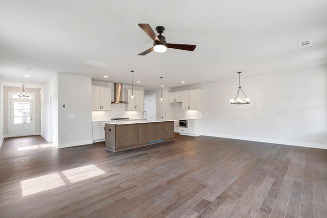 Building Photo - Luxury Westshore Townhome