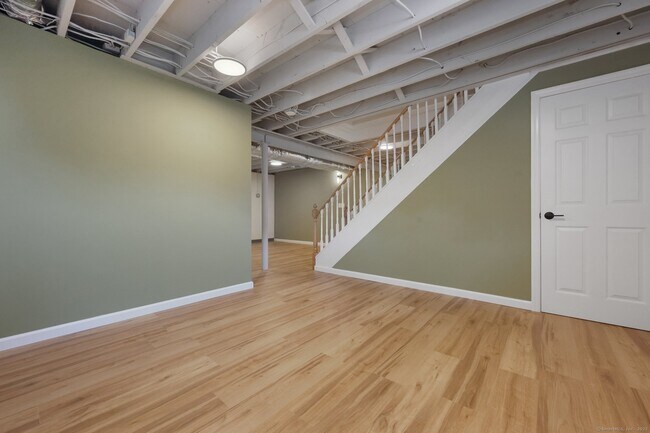 Building Photo - 13 1/2 Hickory Dr