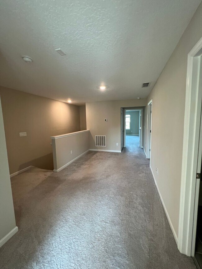 Building Photo - Newer Home just Minutes from Beach and May...