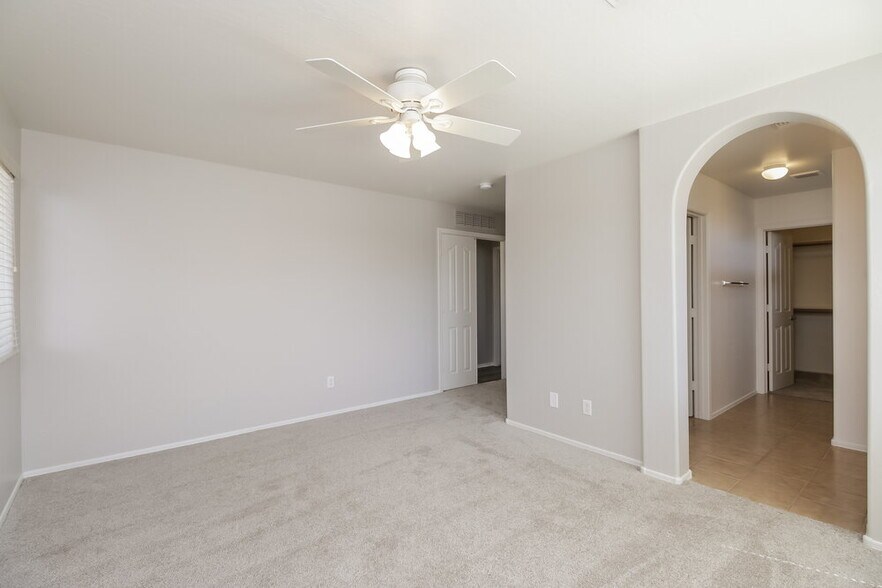 Building Photo - 9917 E Edgewood Ave