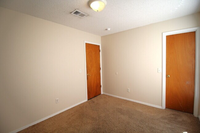 Building Photo - 3 Bedroom Home Near Blue Angel Pkwy – Spac...