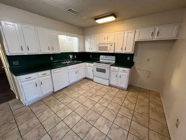 Building Photo - Nice 3 Bed 2 Bath 2 Car Garage Home, Total Electric