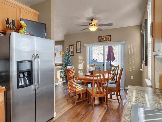 Building Photo - Quiet & Clean 2 bed / 2 bath Condo with Garage