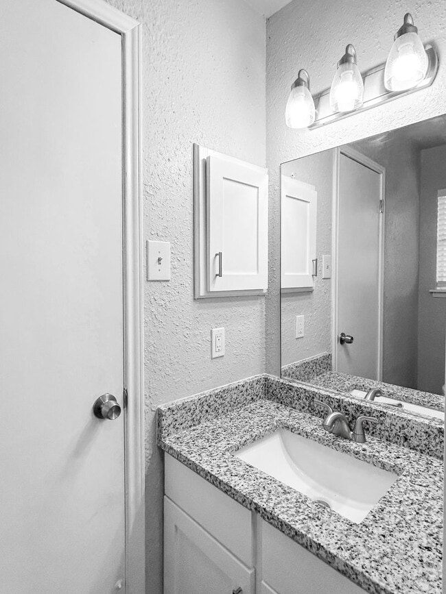 Building Photo - Convenient South SA Location—3BR with W/D Included