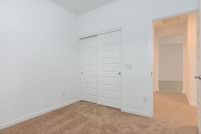 Building Photo - Comfortable living in a quiet neighborhood