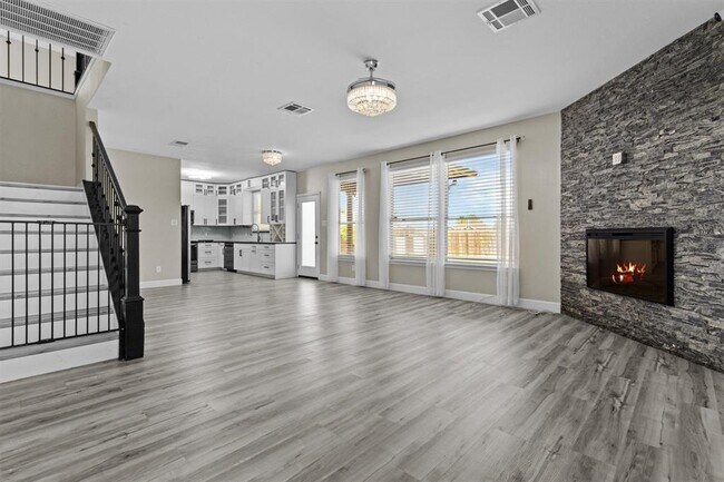 Building Photo - 303 Quail Hollow Dr