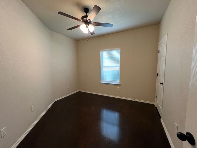Building Photo - Luxury 3/2 duplex in NBTX