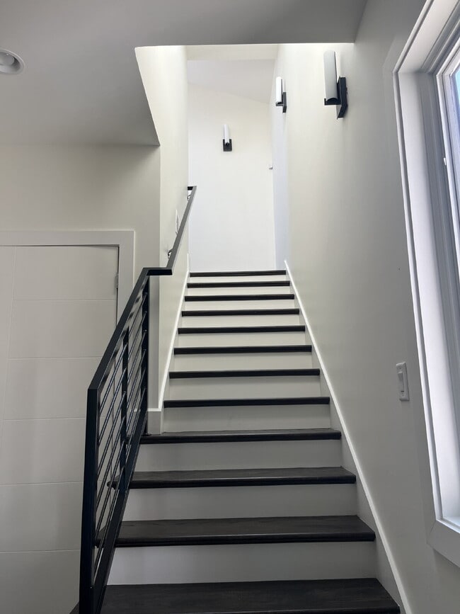 Building Photo - "Spacious Urban Living: 3-Bedroom Townhouse with 3.5 Baths in Nashville's Vibrant Core!" STUNNING...